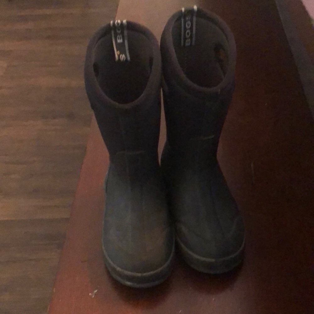 Kids Bogs winter boots size 1. Black.